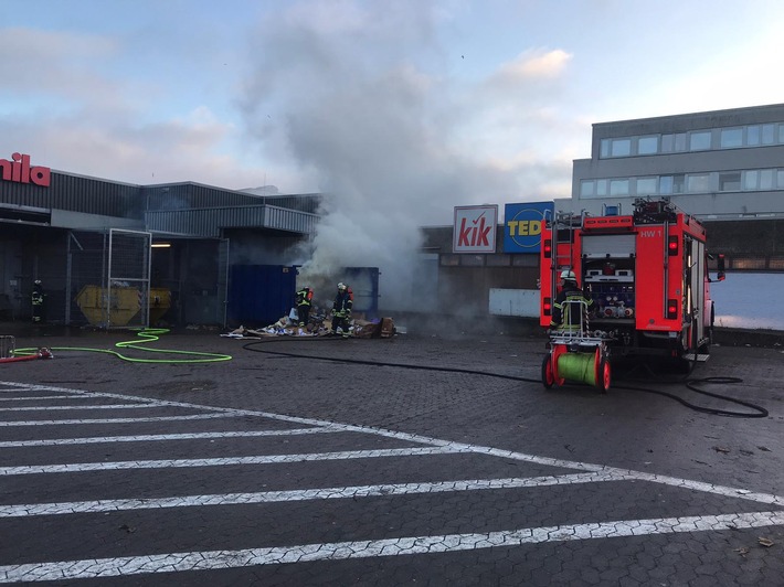 FW-Kiel: Kiel-Mettenhof: Brennt Papiercontainer am Einkaufsmarkt
