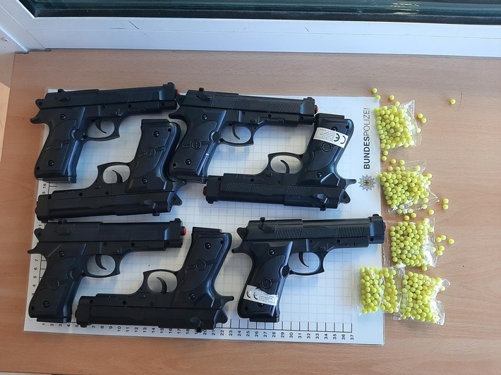 BPOL NRW: Beamte der Bundespolizei stellen sieben Softair Waffen bei Jugendlichen sicher +++Foto+++