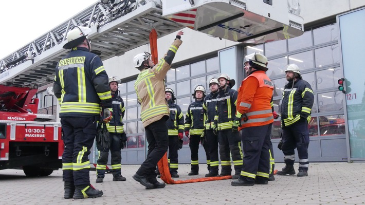 FW Celle: Drehleiterfortbildung zum Thema Lasthebeeinsatz bei der Feuerwehr Celle