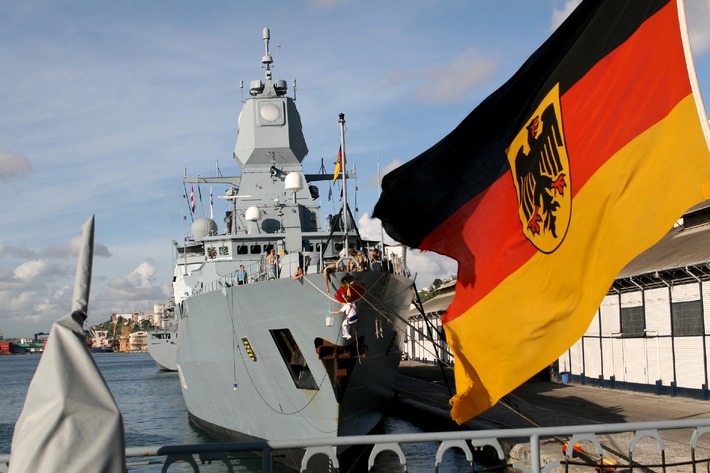 Deutsche Marine - Bilder der Woche: Marinetradition - Rote Nasen in tropischer Hitze