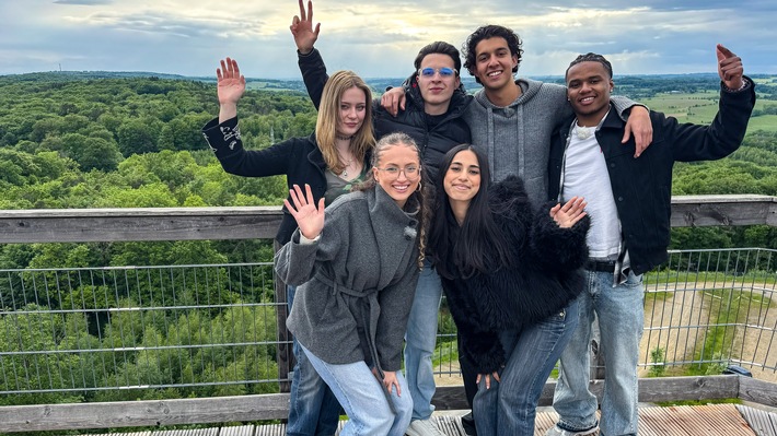 "Die Allstars-WG - Wildes Waldabenteuer" ab sofort bei KiKA / Doku-Premiere zeigt Outdoor-Action und WG-Alltag ohne Eltern