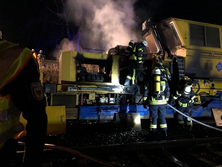 BPOL-KS: Baumaschine auf der Bahnstrecke zwischen Hofgeismar und Hümme ausgebrannt