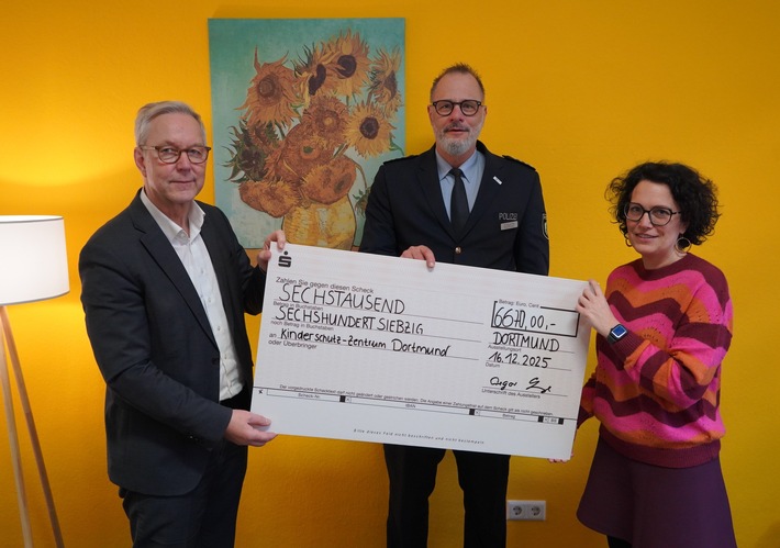 POL-DO: 6.670 Euro: Polizeipräsident Gregor Lange übergibt Spendenscheck an das Kinderschutz-Zentrum Dortmund