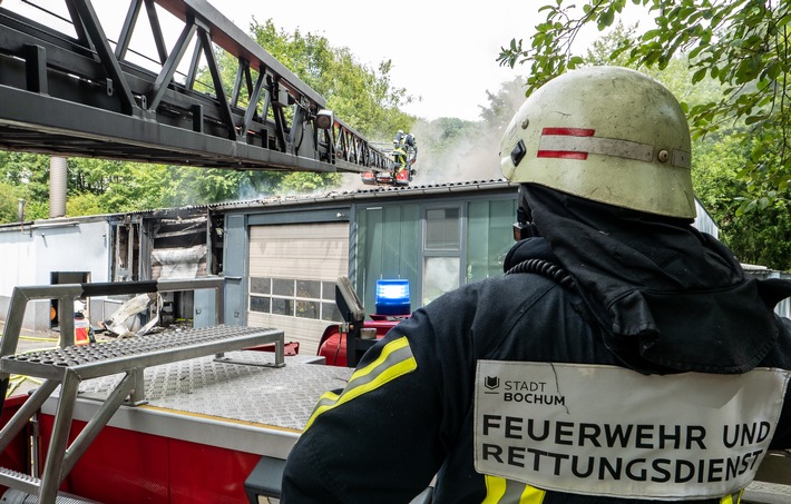 FW-BO: Brennende Kfz-Werkstatt in Bochum Gerthe - 2. Meldung
