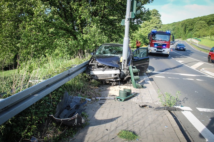 POL-BO: Autofahrer (90) kollidiert mit Ampel und wird schwer verletzt