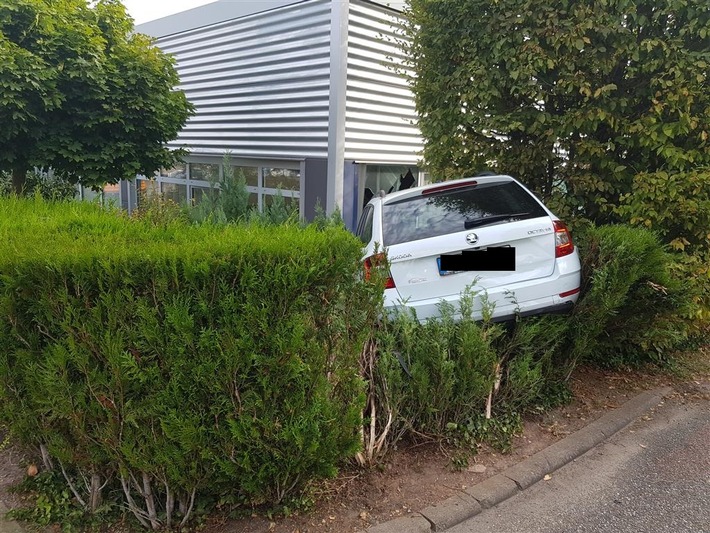 POL-PDPS: Auto wird bei Unfall in ein Firmengebäude geschoben