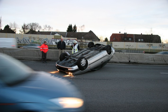 FW-E: Verkehrsunfall auf der A40, PKW überschlagen