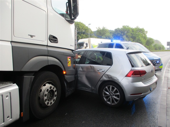POL-HA: Auto dreht sich nach Kollision mit LKW um die eigene Achse - 39-jährige Gevelsbergerin leicht verletzt