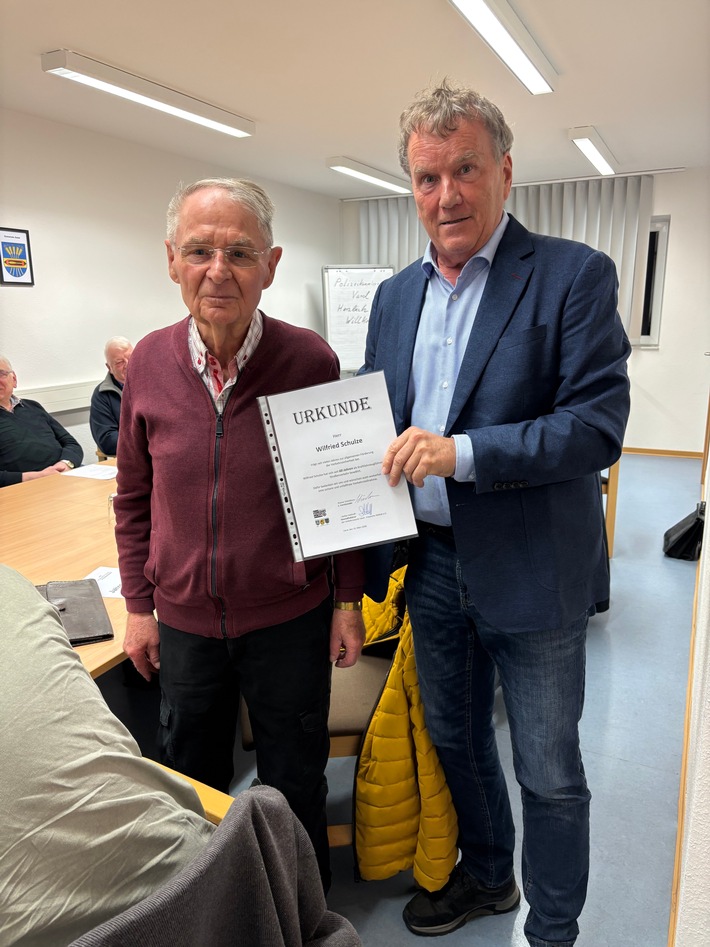 POL-WHV: Verkehrswacht Varel-Friesische Wehde mit Auszeichnung "Bewährter Kraftfahrer!"