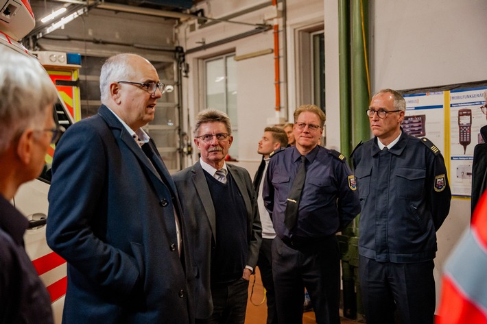 FW Bremerhaven: Bremer Bürgermeister Bovenschulte zu Besuch bei der Feuerwehr Bremerhaven