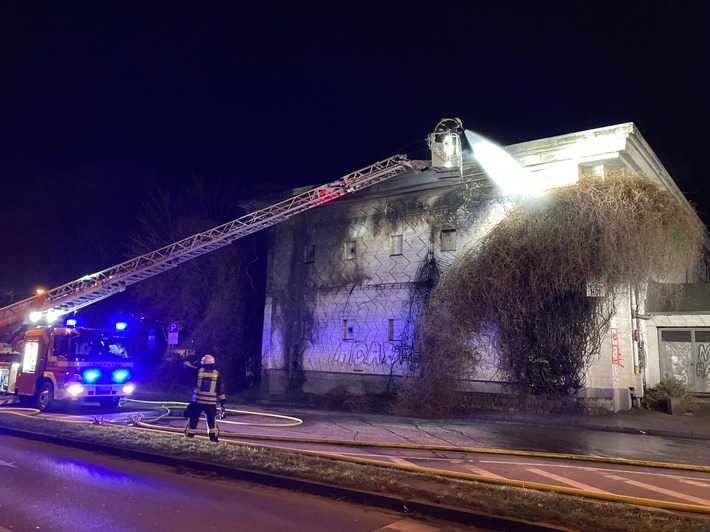 FW-EN: Fassadenbewuchs am Hochbunker in Flammen