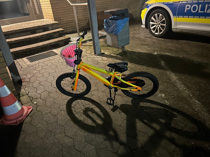 POL-ROW: ++ Opel kollidiert mit Stein - 51-jährige Frau verletzt ++ Polizei schnappt Fahrraddiebe ++ Buntes Kinderrad wartet bei der Polizei auf kleinen Besitzer ++ Werkzeug aus Transporter gestohlen ++