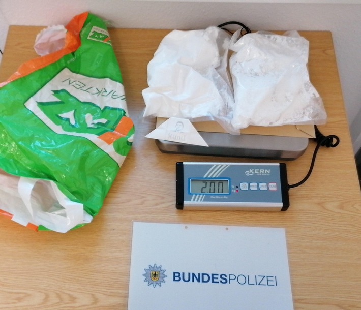 BPOL NRW: Bundespolizei findet zwei Kilogramm Amphetamine hinter der Verbandtasche im Kofferraum