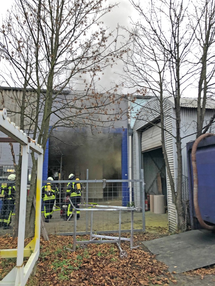 POL-ME: Brand in Lackiererei: Polizei geht nach ersten Ermittlungen von einem technischem Defekt als Brandursache aus - Langenfeld - 2111132