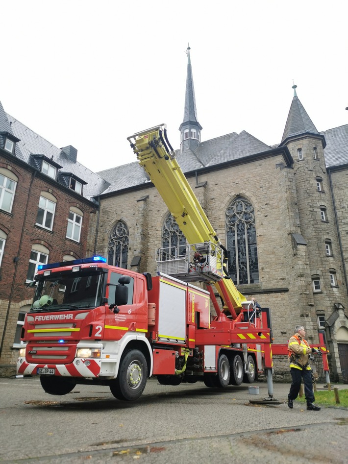 FW-E: Tief "Ignatz" fegt über Essen - 70 wetterbedingte Einsätze - eine Person leicht verletzt - Wind weht Kreuz von Kirchturmspitze