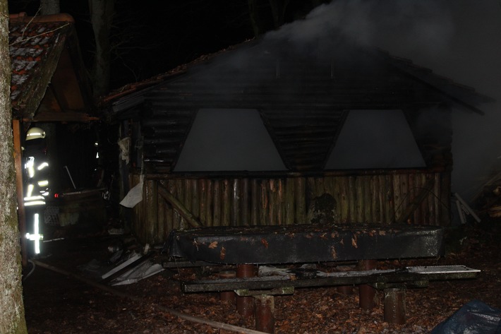 POL-PDKL: Waldhütte gerät in Brand