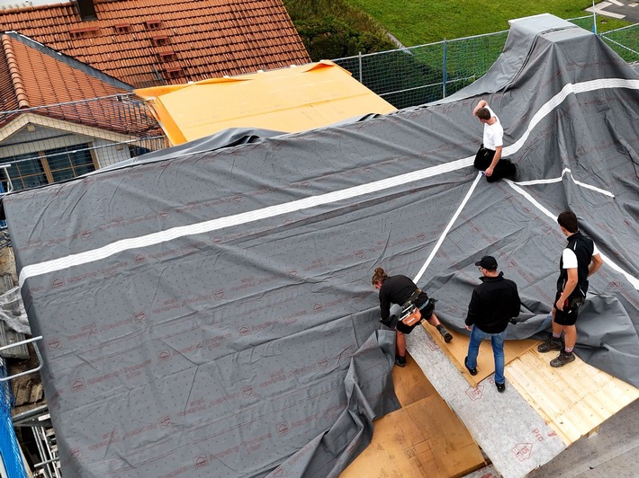 Verlegen Sie in Minuten statt Stunden - Ampack revolutioniert die Dachbahnverlegung