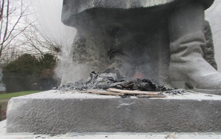 POL-HA: Mann legt kleines Feuer unter Kriegsdenkmal