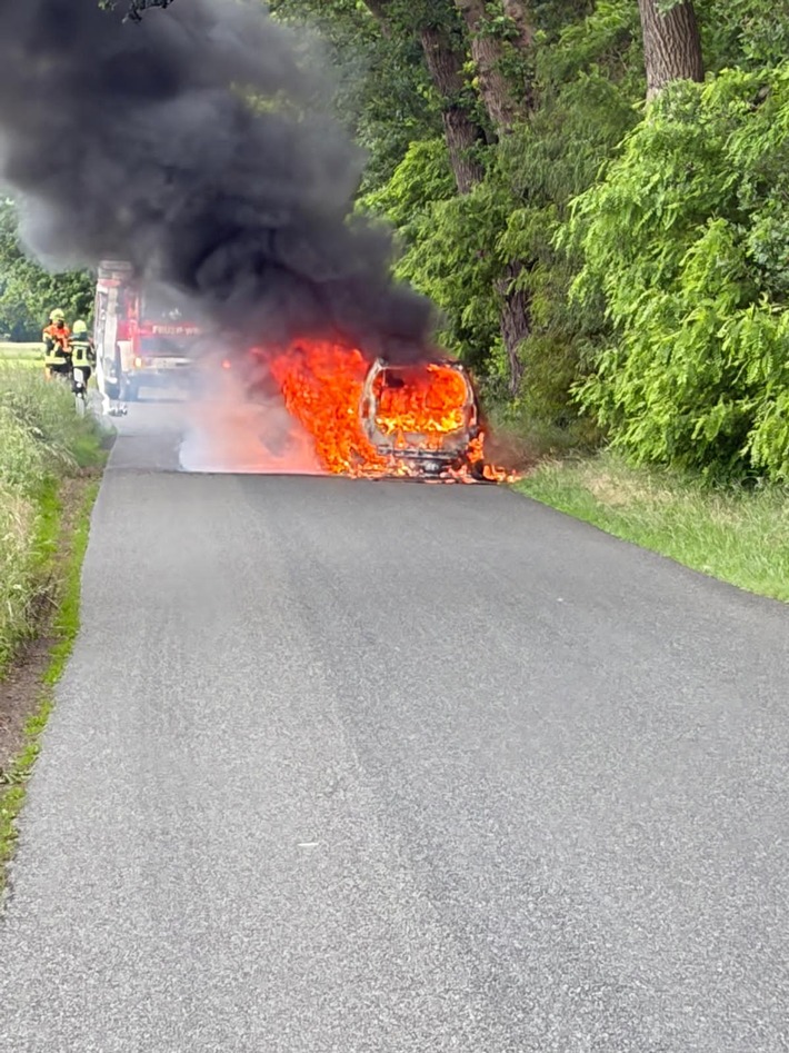 FW-ROW: PKW steht in Vollbrand