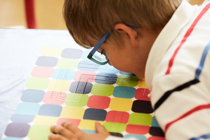 Blinde und sehende Kinder entdecken gemeinsam die Welt der Buchstaben