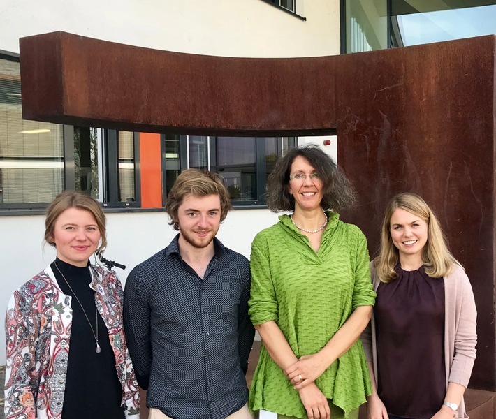 Valentina Nartschenko, Sebastian Kurten, Professorin Paula Bleckmann sowie Saskia Wedel (von links) haben das Forschungsprojekt gestartet. Weiterer Text über ots und www.presseportal.de/nr/67016 / Die Verwendung dieses Bildes ist für redaktionelle Zwecke honorarfrei. Veröffentlichung bitte unter Quellenangabe: "obs/Alanus Hochschule"