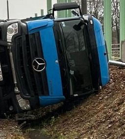 FW Voerde: Feuerwehr-Einsatz: LKW bei Arbeiten umgestürzt