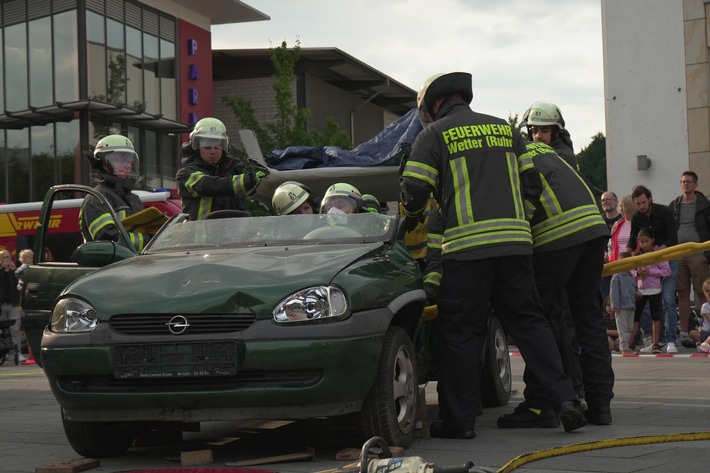 FW-EN: Wetter - Verkehrsunfall auf Bahnhofsvorplatz