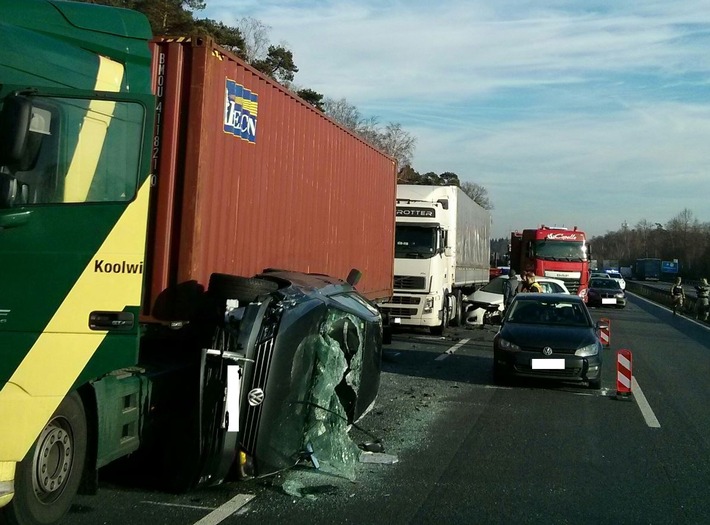 POL-PDKL: Schwerer Verkehrsunfall mit 100.000EUR Sachschaden