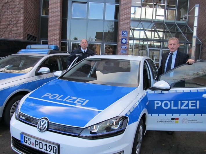 POL-GOE: Elektromobilität hält weiter Einzug in die Polizei Niedersachsen - Polizeipräsident Robert Kruse testete heute (24.11.2014)einen neuen e-Golf