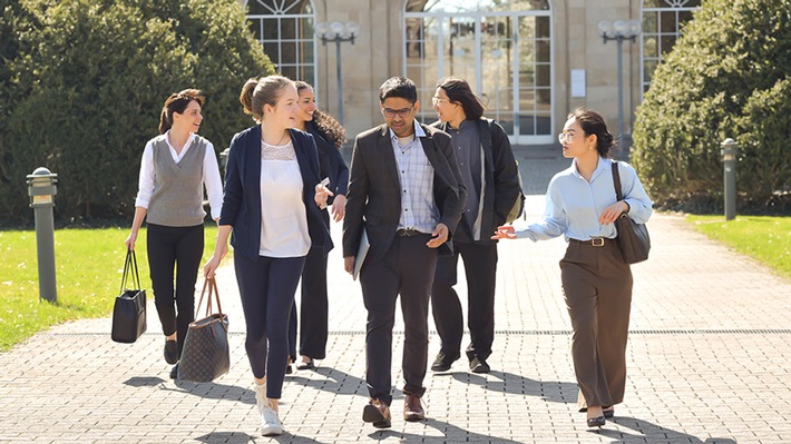 Internationaler Goldstandard: AACSB-Siegel für Wirtschafts- und Sozialwissenschaften der Uni Hohenheim