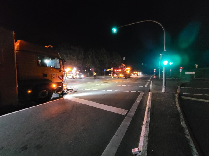 FFW Schiffdorf: Verkehrsunfall in Schiffdorf: Fahrzeuge kollidieren frontal - zwei Personen im Krankenhaus