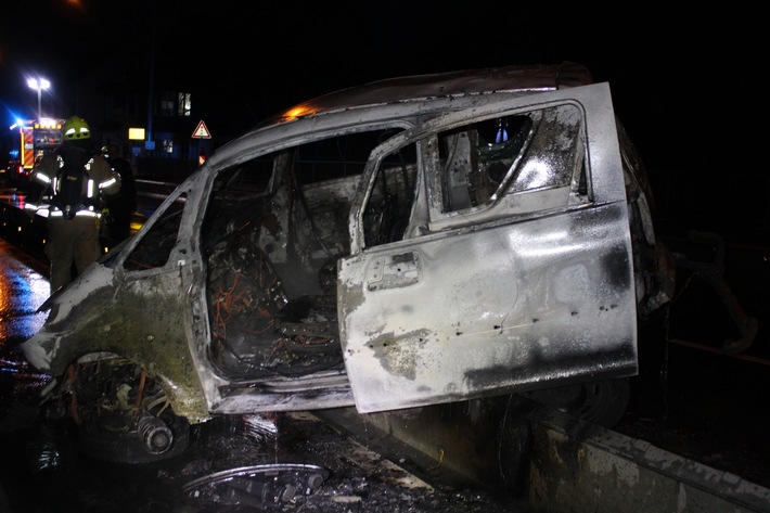 POL-SU: Auto brennt nach Verkehrsunfall vollständig aus