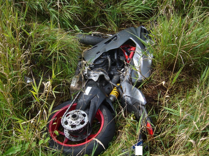POL-CUX: Motorradfahrer bei Unfall schwer verletzt (Lichtbild in der Anlage)