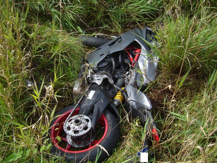 POL-CUX: Motorradfahrer bei Unfall schwer verletzt (Lichtbild in der Anlage)