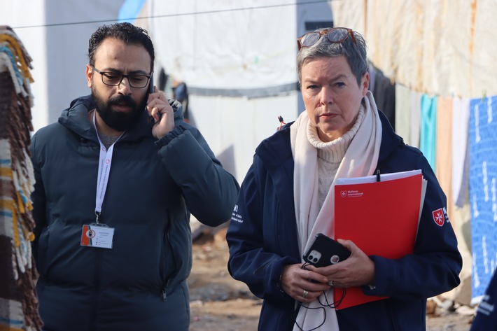 Katahrina Kiecol und Feras Hussein von der türkischen Hilfsorganisation Orange beim Besuch eines.JPG