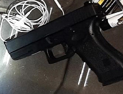 BPOL NRW: Softairpistole ohne Prüfzeichen von Bundespolizei beschlagnahmt - kaum von echter Pistole zu unterscheiden