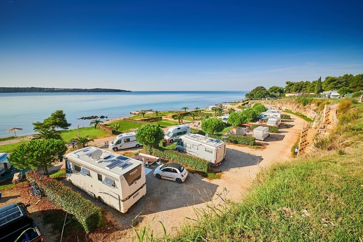 Aminess-Camping-Sirena-Wohnwagen--und-Zeltstellplatz-vom-Campingplatz-direkt-an-der-Adria.jpg