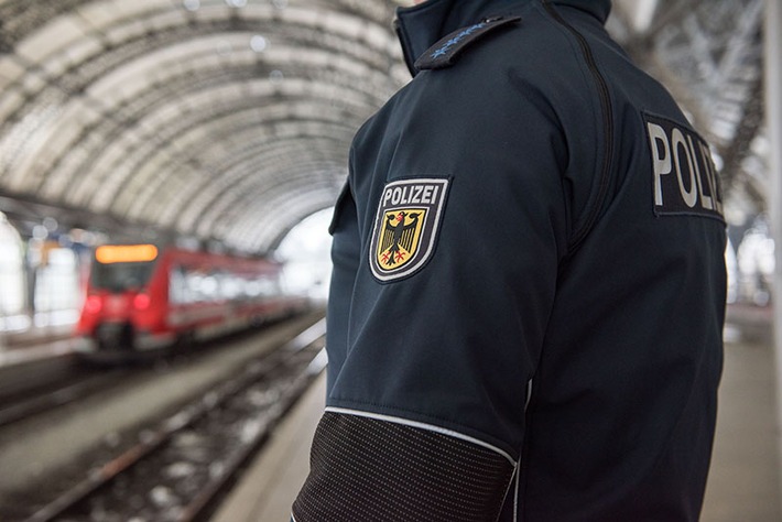 Bundespolizeidirektion München: Aggressiver Fahrgast belästigt Frauen und verletzt Reisende
