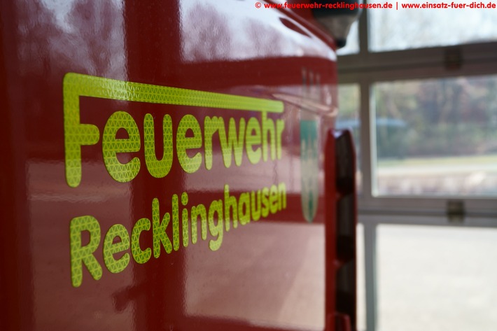 FW-RE: Beschädigung an der Dachkonstruktion - Busbahnhof Recklinghausen kurzzeitig gesperrt - Feuerwehr räumt Schneelast