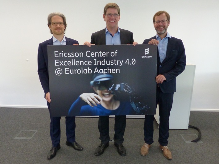 V.l.n.r.: Ericsson GmbH Geschäftsleitungsmitglied, Olaf Reus, Leiter des Ericsson Eurolabs, Jan-Peter Meyer-Kahlen und der Leiter des Ericsson Center of Excellence Industry 4.0, Joe Wilke. Weiterer Text über ots und www.presseportal.de/nr/13502 / Die Verwendung dieses Bildes ist für redaktionelle Zwecke honorarfrei. Veröffentlichung bitte unter Quellenangabe: "obs/Ericsson GmbH"