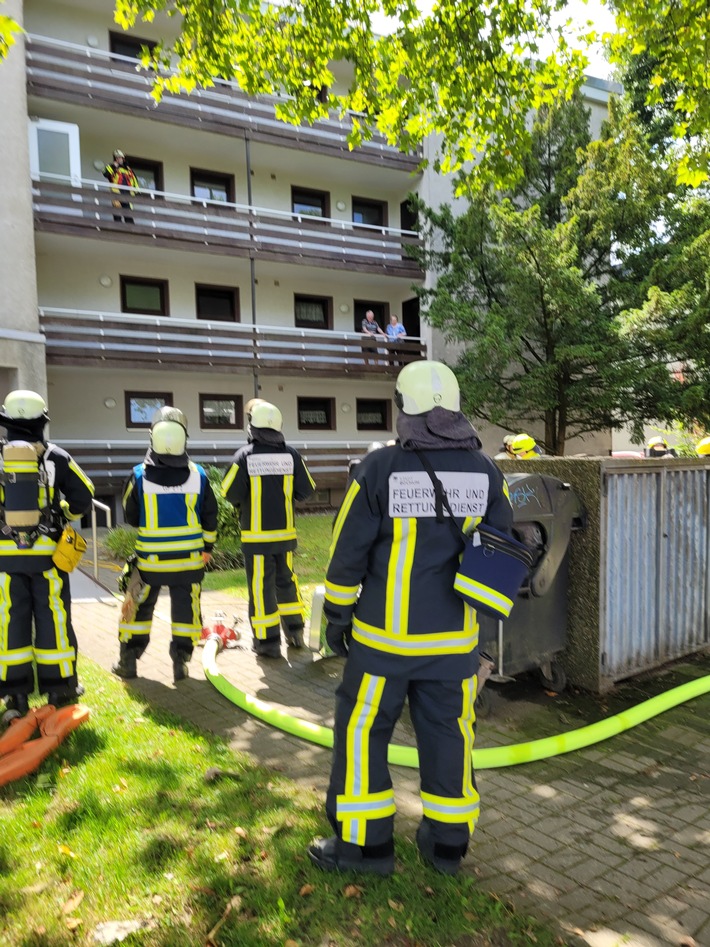 FW-BO: Feuer mit Menschenleben in Gefahr in Bochum-Wiemelhausen
