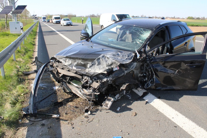 POL-DN: Rechtsüberholt und Verkehrsunfall verursacht