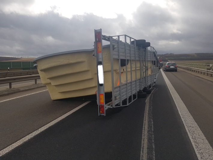 POL-VDMZ: Windbedingter Verkehrsunfall auf der Weinheimer Talbrücke- mit Pool beladener Anhänger kippt um