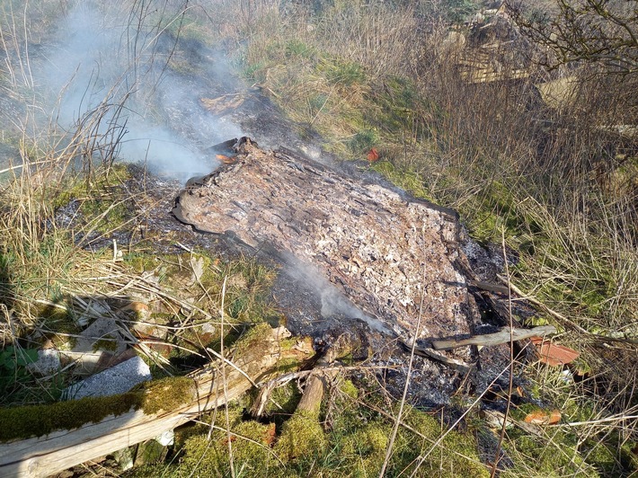 POL-NB: Jäger brennen Teerplatte in der Natur ab