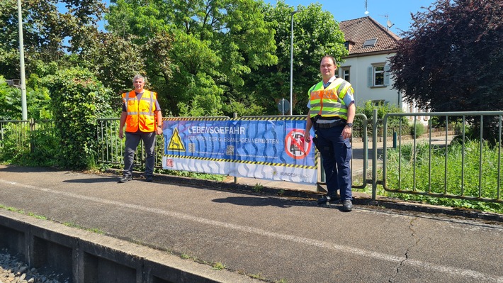 BPOLI-OG: Bahn und Bundespolizei bringen Warnbanner im Bahnhof Gengenbach an
