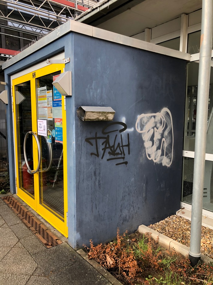 POL-MA: Sandhausen (Rhein-Neckar-Kreis): Graffiti an Gemeindebibliothek - Polizei sucht Zeugen