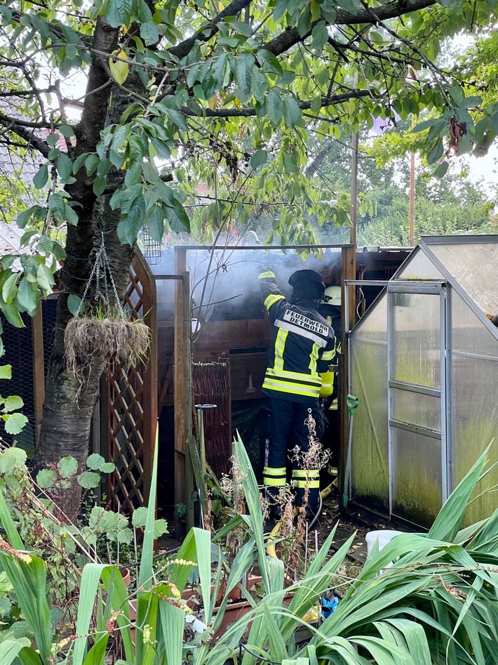 FW-DT: Brennender Gartenschuppen - Vier Hühner gerettet