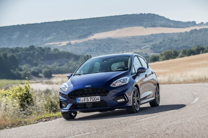 Ford KA+ und Ford C-MAX sind in ihren Fahrzeugklassen die "Restwertriesen" 2023 (Stand: Juni 2019). Dies hat eine aktuelle Analyse des Marktforschungsinstituts bähr & fess forecasts im Auftrag von Focus Online ergeben. Der Ford Fiesta (Bild) kommt in seinem Segment auf den dritten Platz. Damit steht fest: Modelle von Ford zeichnen sich insbesondere im Klein- und Kompaktwagenbereich sowie unter den kompakten Vans durch ihren besonders geringen Wertverlust aus. Der Prognose liegt eine vierjährige Laufzeit mit einer Gesamtfahrleistung von 60.000 Kilometern zugrunde. Als Bewertungsmaßstab dient der absolute Wertverlust in Euro. Weiterer Text über ots und www.presseportal.de/nr/6955 / Die Verwendung dieses Bildes ist für redaktionelle Zwecke honorarfrei. Veröffentlichung bitte unter Quellenangabe: "obs/Ford-Werke GmbH"