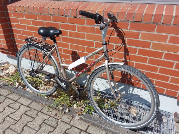POL-NE: Eigentümer des Damenrads gesucht: Kripo bittet um Mithilfe. Wem gehört das bronze metallic farbene Fahrrad?