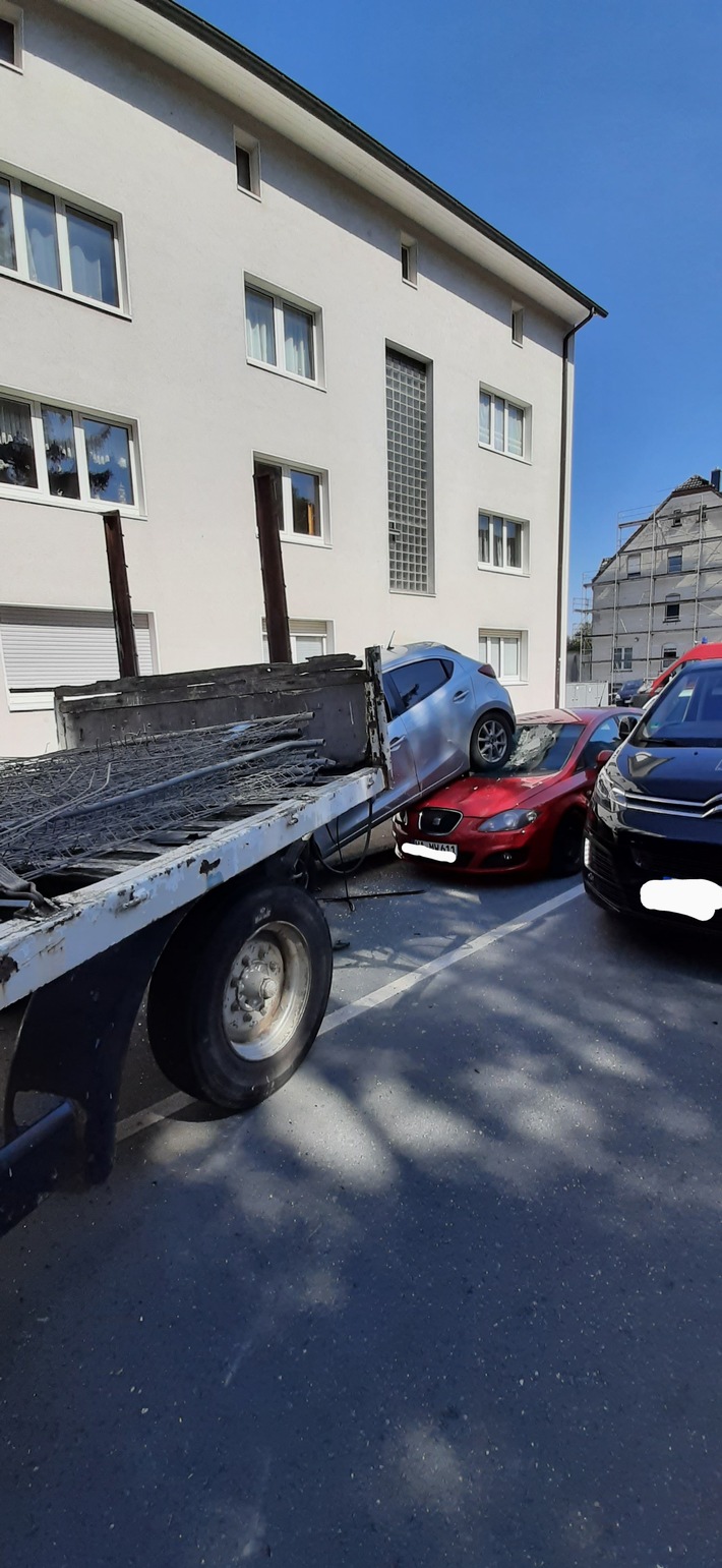 FW-EN: Wetter - Verkehrsunfall am Nachmittag mit drei Pkws und einem Anhänger